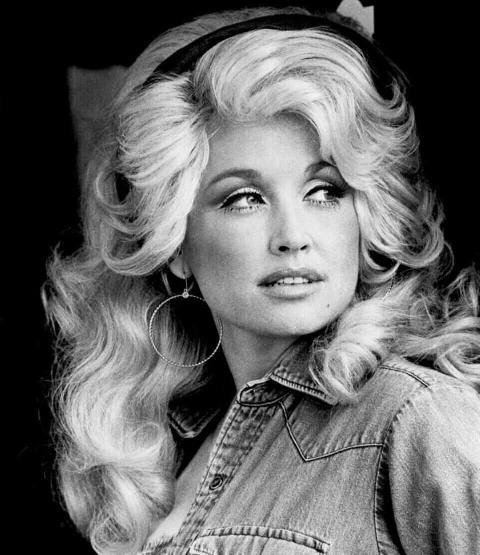 Antisemitic Content Pops up on Dolly Parton’s Wikipedia Page After Her Death