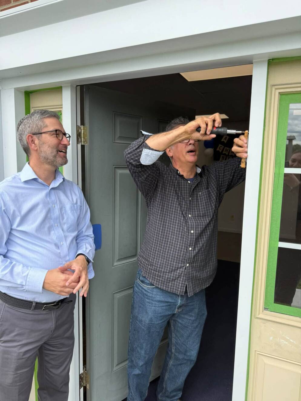Beth El in Vorhees Helps Install a Mezuzah